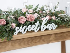 Puinen sweet bar-kyltti